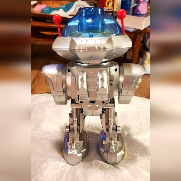 Mastermind Toys Mighty Mike RC Disc Shooting Space Robot 2017 With Remote!! - Picture 4 of 10